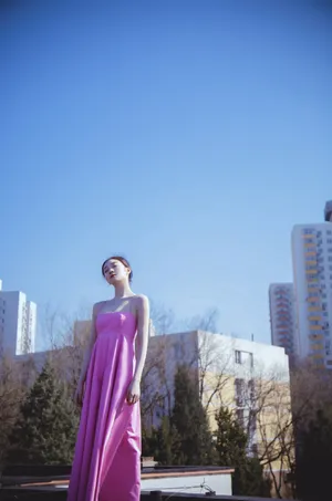 李子璇抹胸裙性感写真图片