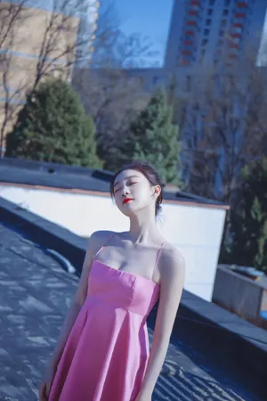 李子璇抹胸裙性感写真图片_4