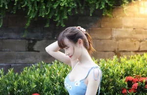 张檬蓝色吊带裙性感图片