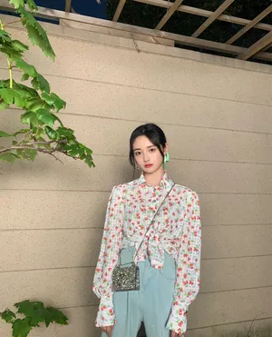 周洁琼印花衫甜美自拍图片_3
