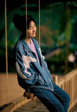 张子枫花丛清秀甜美写真图片_1
