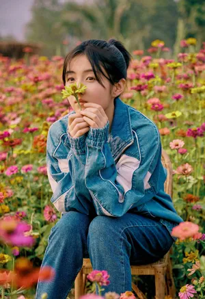 张子枫花丛清秀甜美写真图片_2
