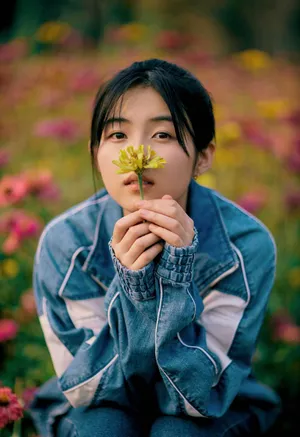 张子枫花丛清秀甜美写真图片_5