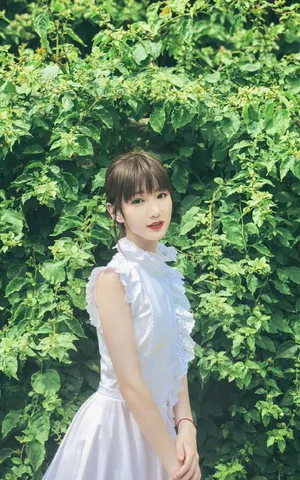 毛晓彤清新白裙写真图片