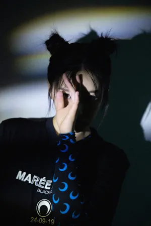阚清子哪吒头光影写真图片_3