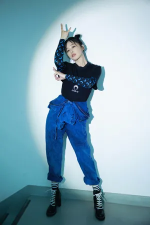 阚清子哪吒头光影写真图片_5
