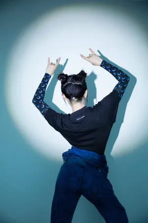 阚清子哪吒头光影写真图片_7