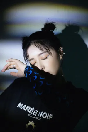 阚清子哪吒头光影写真图片_8