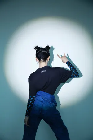 阚清子哪吒头光影写真图片_9
