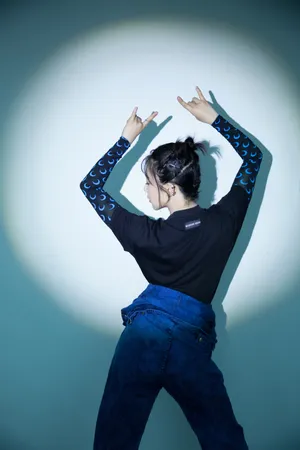 阚清子哪吒头光影写真图片_10