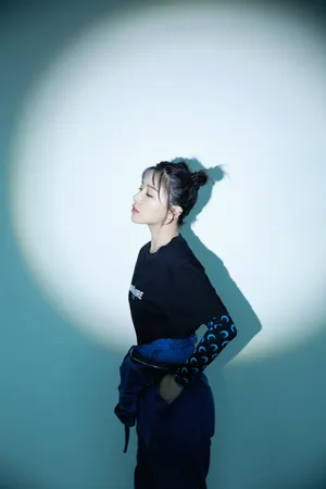 阚清子哪吒头光影写真图片_11
