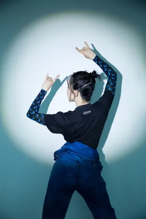阚清子哪吒头光影写真图片_12