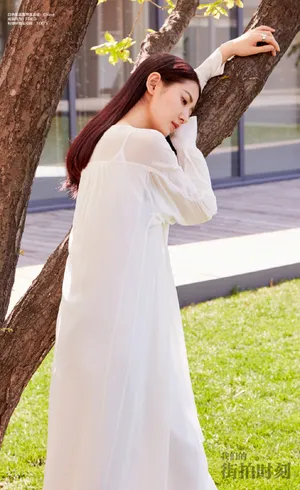 陈钰琪白色长裙性感写真图片_3