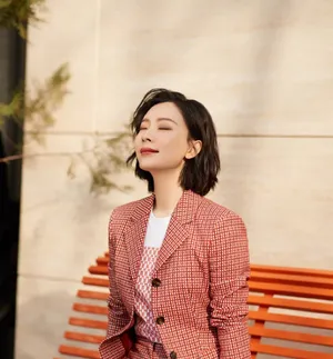 陈数格纹西装干练写真图片_2