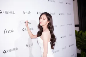 宋妍霏抹胸裙性感写真图片_3
