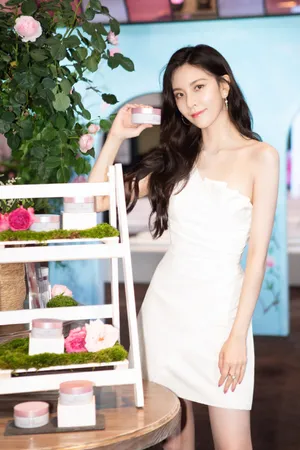 宋妍霏抹胸裙性感写真图片_4