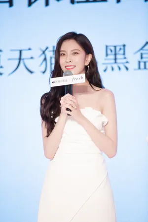 宋妍霏抹胸裙性感写真图片_5