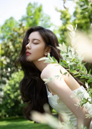 宋妍霏抹胸裙性感写真图片_8