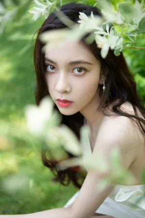 宋妍霏抹胸裙性感写真图片_9