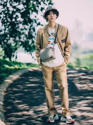 鹿晗工装服休闲帅气写真图片_5