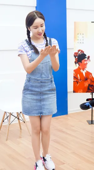 娄艺潇双马尾甜美写真图片_3