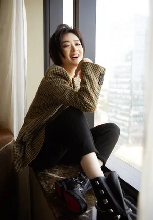 蒋欣短发西服酷美写真图片