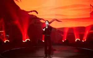 张艺兴红色丝绒套装舞台照图片