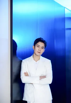 韩东君白色西服帅气活动照图片