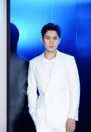 韩东君白色西服帅气活动照图片