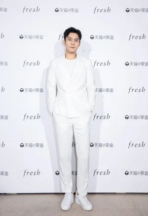韩东君白色西服帅气活动照图片_3