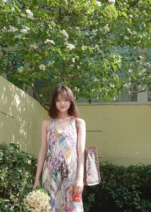 任敏初夏少女风街拍图片