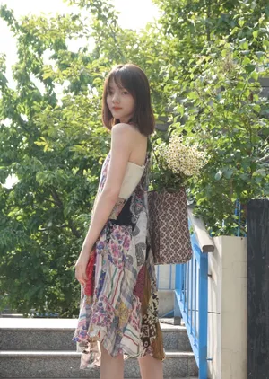 任敏初夏少女风街拍图片_3