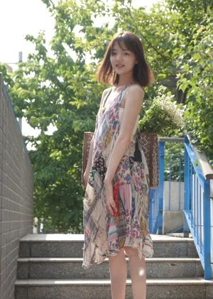 任敏初夏少女风街拍图片_4