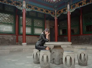 郑爽甜美俏皮旅拍写真图片_1