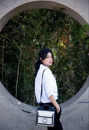 李蔓瑄清爽白衫写真图片