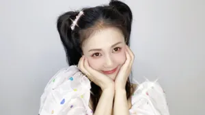 白鹿双马尾可爱俏皮写真图片