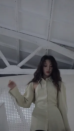 安泳畅卷发光影性感写真图片
