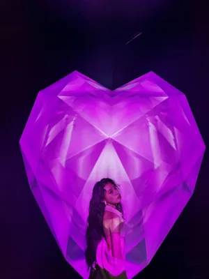 安泳畅卷发光影性感写真图片_4