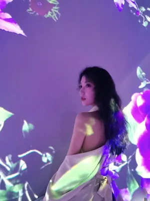 安泳畅卷发光影性感写真图片_5