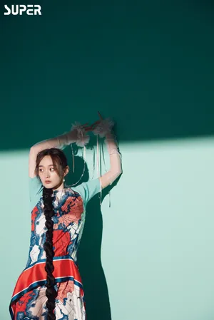 何泓姗最新时尚杂志写真大片_3