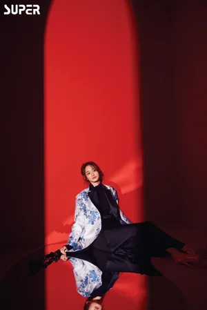 何泓姗最新时尚杂志写真大片_5