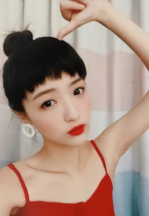 孙嘉琪热辣红唇性感自拍照图片