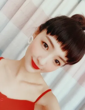 孙嘉琪热辣红唇性感自拍照图片_1