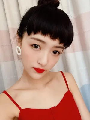 孙嘉琪热辣红唇性感自拍照图片_2