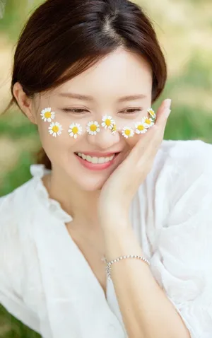 傅晶清新白裙户外写真图片
