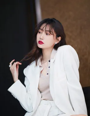 李斯羽纯白套装性感写真图片