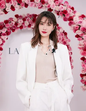 李斯羽纯白套装性感写真图片_2