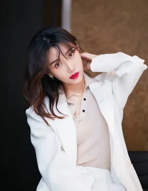 李斯羽纯白套装性感写真图片_3