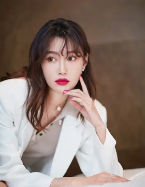 李斯羽纯白套装性感写真图片_5