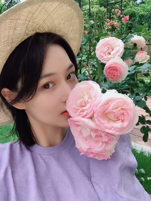 张馨予文艺清新嗅花照图片_2